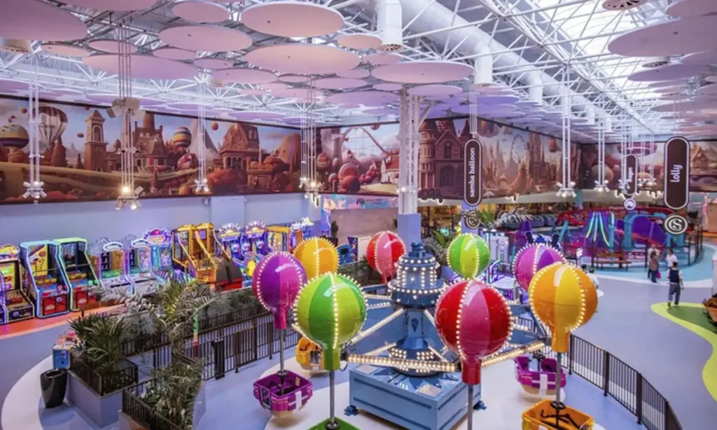 Playcenter Family Grand Plaza reúne diversão indoor com montanha russa e o universo dos chocolates Cacau Show