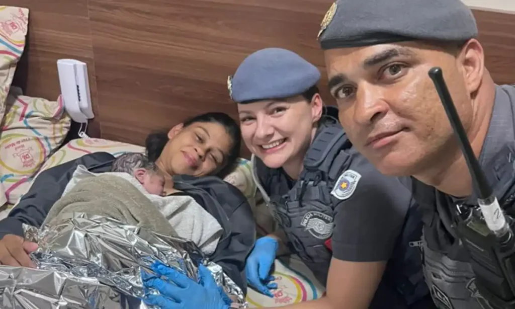 Policiais militares realizam atendimento de parto de emergência em hotel no centro de São Paulo