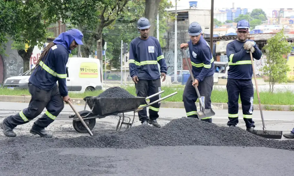 Obras do programa Rua Nova na Avenida Cândido Camargo, no Jardim Itapoan, em Santo André.
