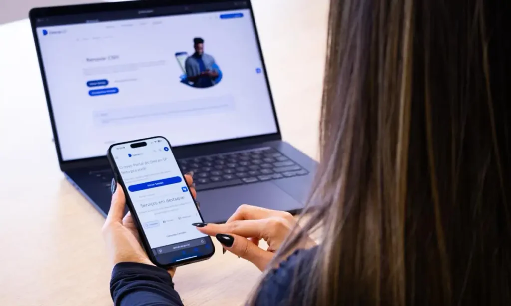 São Bernardo lidera antecipação do licenciamento 2026 na região com 48 mil veículos Motorista utiliza aplicativo no celular para realizar o pagamento antecipado do licenciamento 2026 em São Bernardo do Campo.