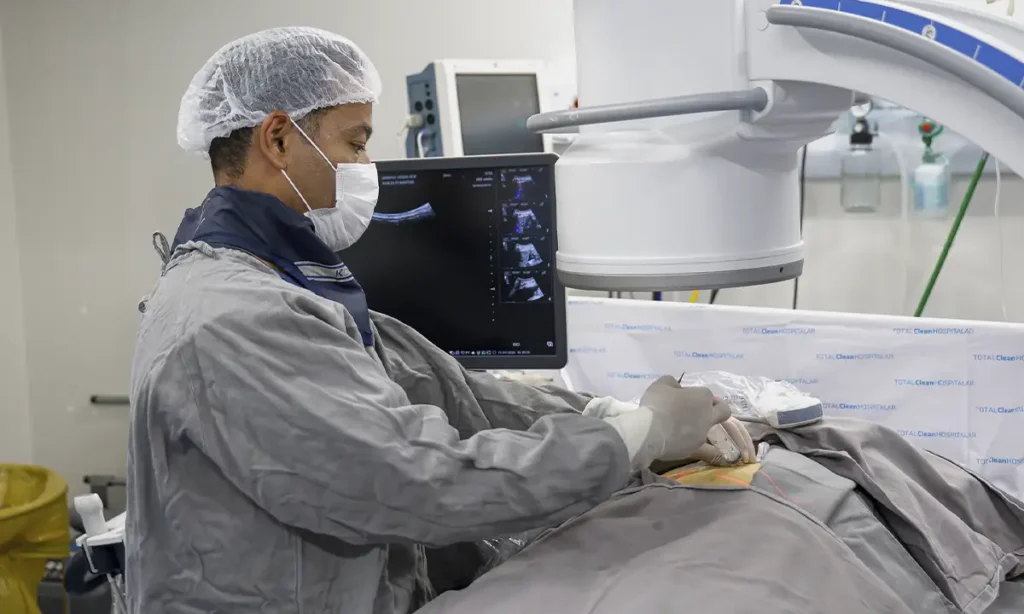 São Caetano realiza procedimento inédito para tratamento de obstrução biliar na rede pública