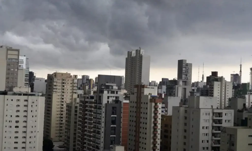 Sexta de alerta: Frente fria e umidade da Amazônia trazem temporais para São Paulo Na capital, as temperaturas variam entre 19°C e 30°C nesta sexta (16). Foto: Divulgação/Governo de SP.