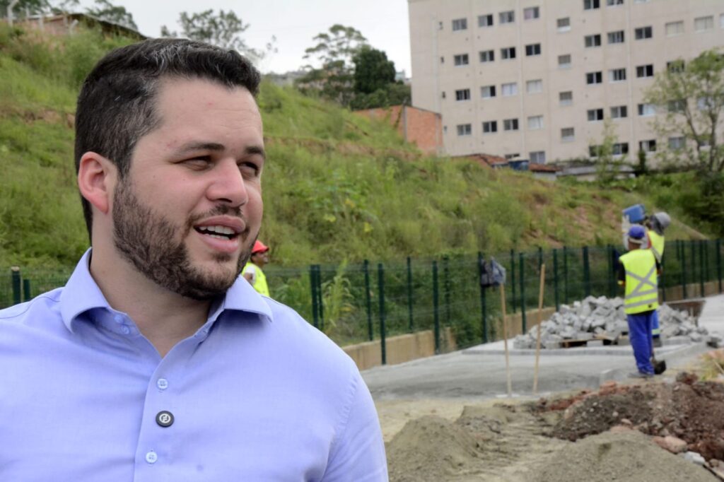 Prefeito de Santo André, Gilvan Ferreira, vistoria obras do novo playground no Jardim Irene