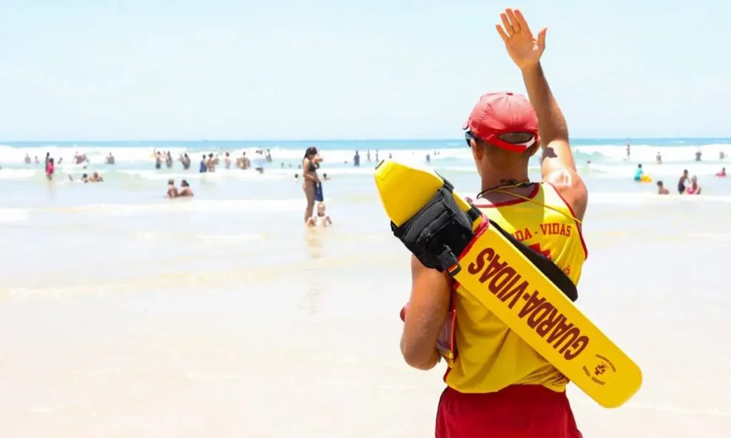 Bombeiros resgataram 348 vítimas de afogamento no litoral de SP durante o Carnaval Bombeiros resgataram 348 vítimas de afogamento no litoral de SP durante o Carnaval