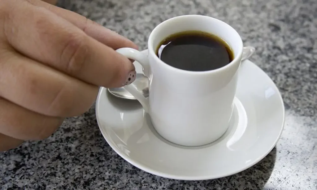 Café na ressaca: aliado ou vilão? Entenda quando a bebida pode piorar seu mal-estar