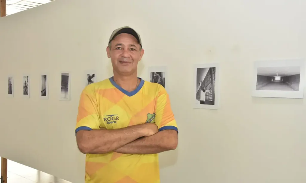 Do rodo às lentes Auxiliar de limpeza da Prefeitura de Santo André emociona com exposição no Paço