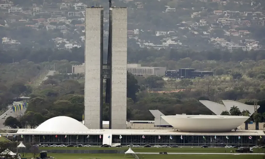 Lula sanciona reajuste do Legislativo, mas barra supersalários Lula sanciona reajuste do Legislativo, mas barra supersalários