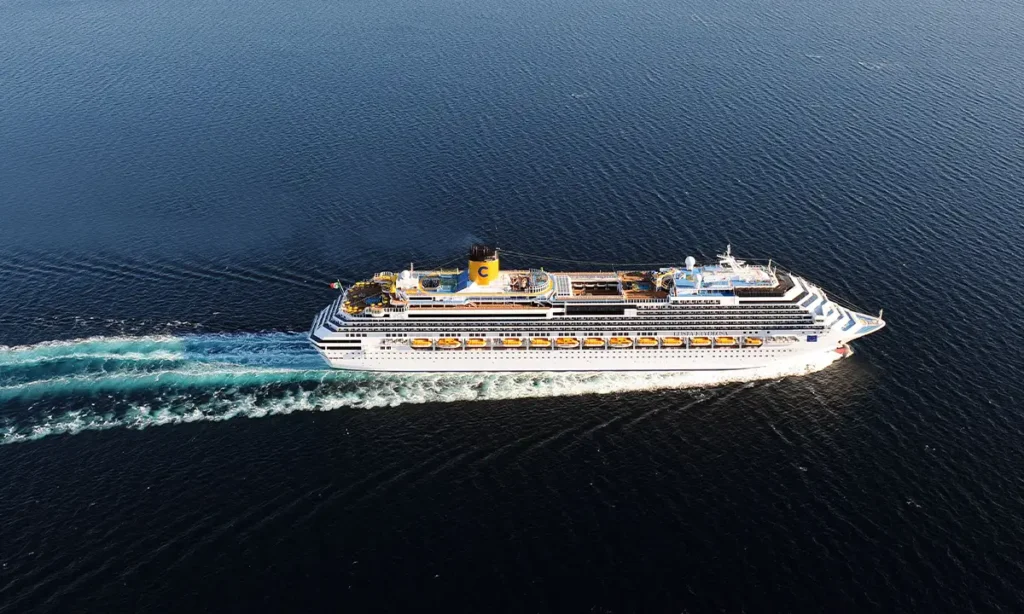 Navio Costa Favolosa encerra temporada 2025/2026 em Balneário Camboriú (SC) com evento de agradecimento