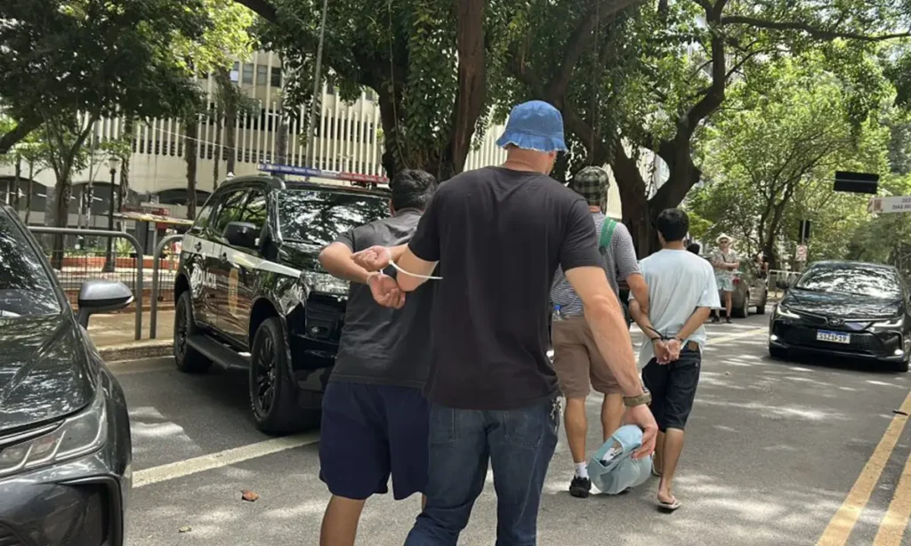 Polícia se fantasia de Turma do Chaves e prende cinco criminosos no Carnaval de SP Polícia se fantasia de Turma do Chaves e prende cinco criminosos no Carnaval de SP