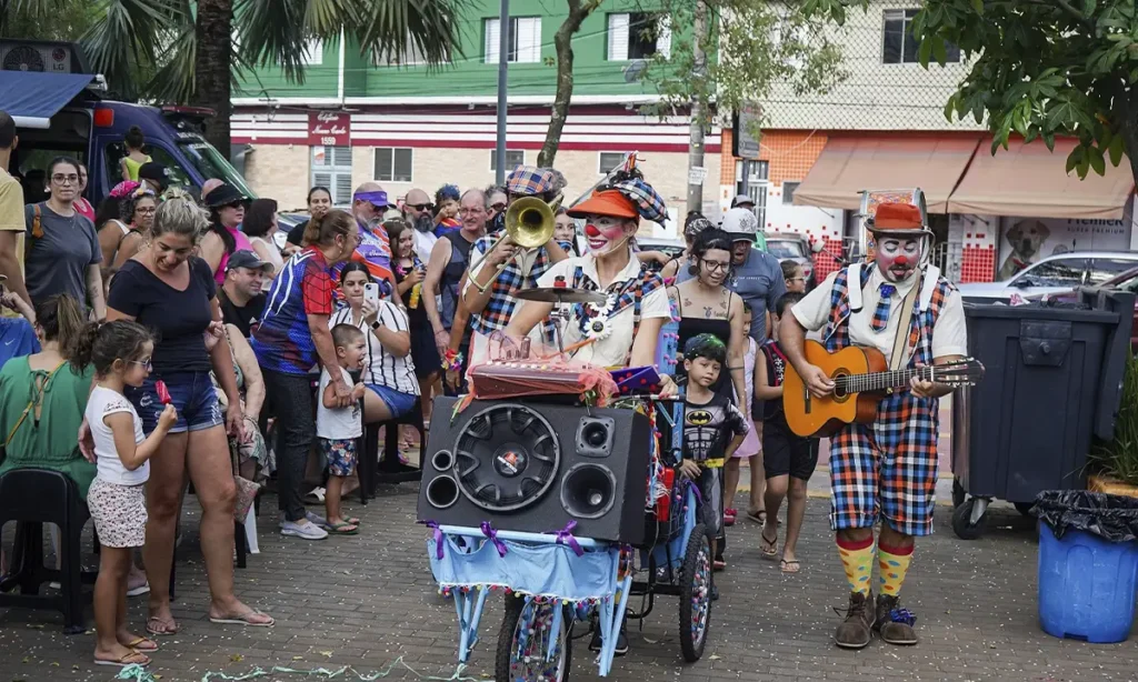 Programa CultSanca na Rua, da Cultura de São Caetano, anima Carnaval na Praça dos Imigrantes