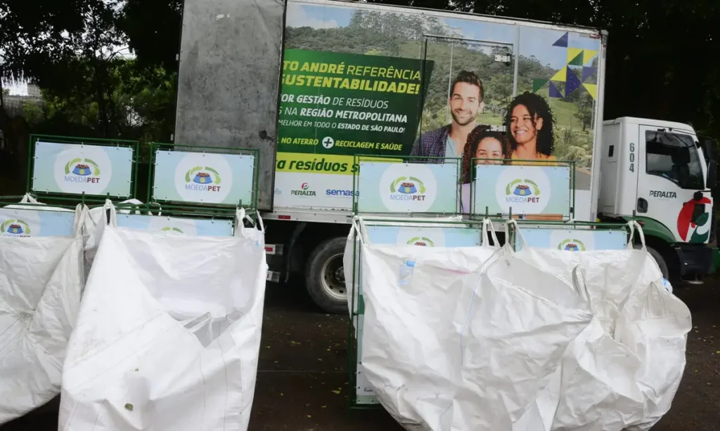 Santo André realiza edição de fevereiro do Moeda Pet no Parque Central Troca de garrafas plásticas por ração animal no programa Moeda Pet de Santo André