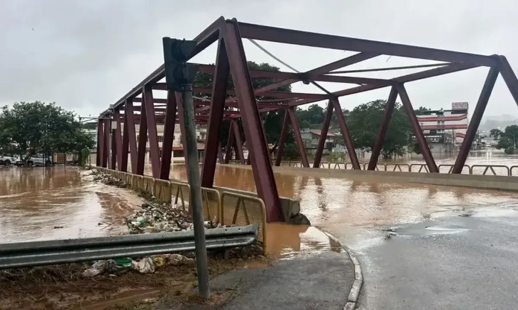 Tragédia em Minas: Juiz de Fora e Ubá vivem “cenário de guerra” com 23 mortes após temporais Tragédia em Minas Juiz de Fora e Ubá vivem cenário de guerra com 23 mortes após temporais