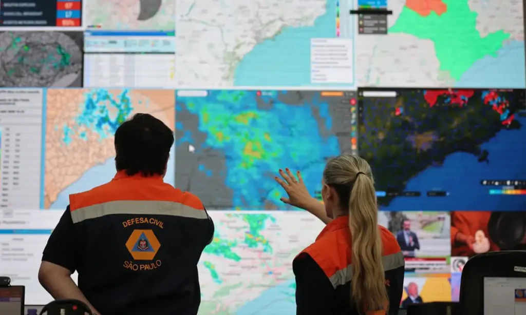 Alerta em SP: Calor e umidade trazem risco de chuva forte e raios nesta quinta