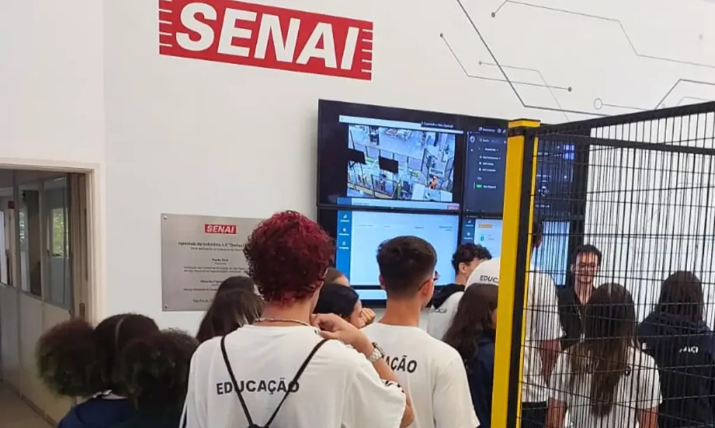 Alunos da EME Alcina Dantas Feijão visitam unidade do SENAI e conhecem tecnologias da Indústria 4.0