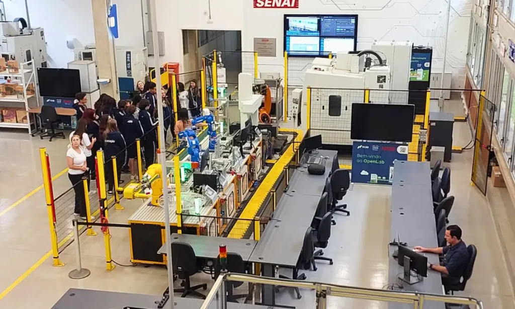 Alunos da EME Alcina Dantas Feijão visitam unidade do SENAI e conhecem tecnologias da Indústria 4.02