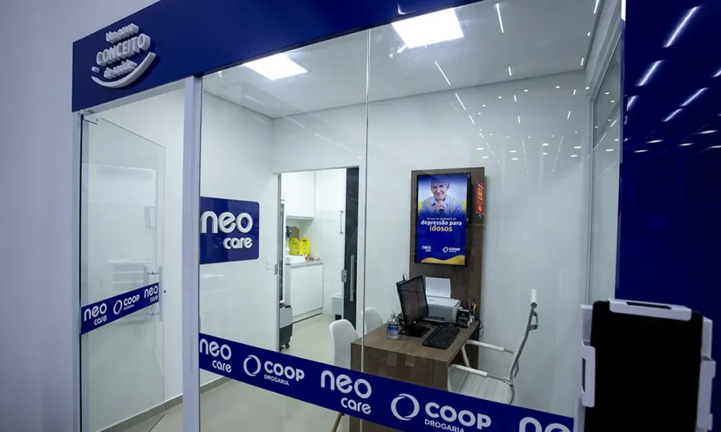 Avaliações corporal e de estresse são oferecidas gratuitamente em duas drogarias Coop de Santo André Duas unidades da Drogaria Coop em Santo André estão oferecendo, até o dia 31 de março, avaliações gratuitas de composição corporal e de níveis de estresse. A ação é realizada em parceria com a NeoCare e integra o posicionamento da rede como hub de saúde, com foco em prevenção e atendimento humanizado. Os atendimentos acontecem na Drogaria Coop Bandeiras (Avenida Dom Pedro II, 217, Bairro Jardim – WhatsApp: 11 95306-3895) e na Coop Portugal (Avenida Portugal, 865, Centro – WhatsApp: 11 94486-3442). Para participar, é necessário realizar agendamento prévio diretamente com as unidades. A avaliação corporal permite acompanhar possíveis alterações na composição do organismo, identificando desequilíbrios que podem estar relacionados à alimentação inadequada ou à ausência de atividade física, fatores associados tanto ao aumento do percentual de gordura quanto à perda de massa magra. A análise de estresse visa contribuir para a identificação precoce de riscos à saúde. Segundo Priscila Yoneda, coordenadora farmacêutica do Negócio Drogaria Coop, o estresse é uma resposta natural do corpo diante de situações de alerta. "Nesses momentos, o organismo libera hormônios como adrenalina e cortisol para preparar o corpo para reagir. Quando esse estado se prolonga, pode provocar impactos negativos, como elevação da pressão arterial e alterações nos níveis de glicose", explica. Sobre: Com 71 anos de história, cerca de 6 mil colaboradores e 1,6 milhão de matrículas ativas, a Coop possui 35 unidades de varejo alimentar, sendo 27 no Grande ABC, uma em Piracicaba, três em São José dos Campos, duas em Sorocaba, duas em Tatuí, 69 drogarias e canais digitais. Por ser uma cooperativa, seu principal objetivo é oferecer os melhores serviços a preços justos, além de reverter benefícios aos cooperados e à comunidade.