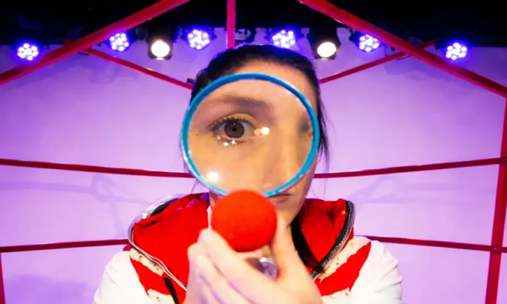 Aventura espacial é tema do espetáculo Lua Vermelha no Sesc Santo André