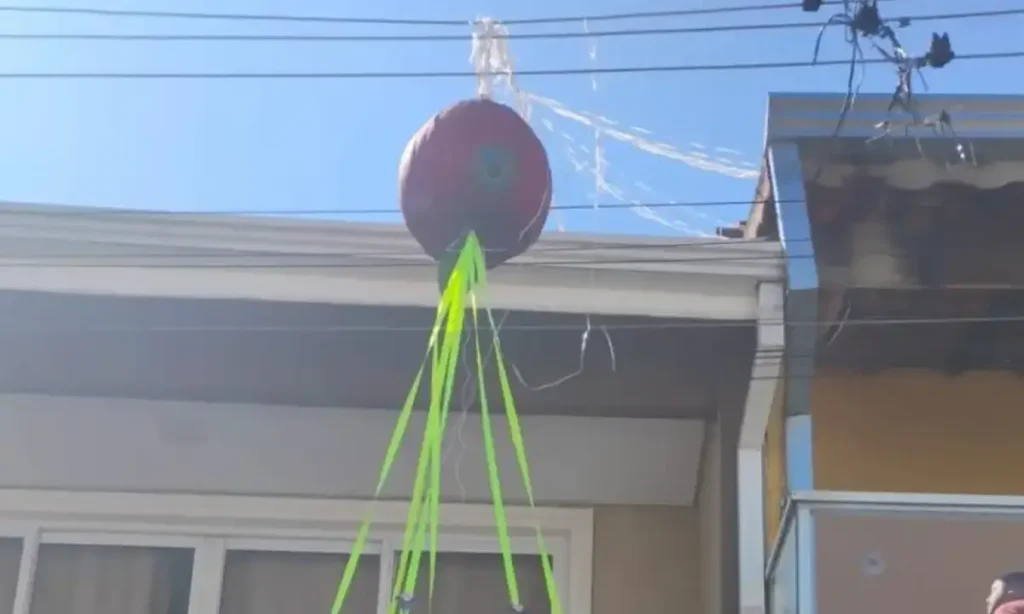 Balão cai sobre casa, causa curto-circuito e mobiliza bombeiros em Carapicuíba
