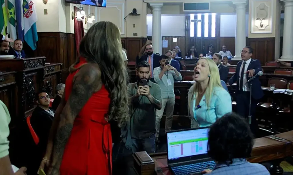 Benny Briolly aprova título para Ludmilla e é quase agredida por bolsonaristas em Niterói Benny Briolly aprova título para Ludmilla e é quase agredida por bolsonaristas em Niterói