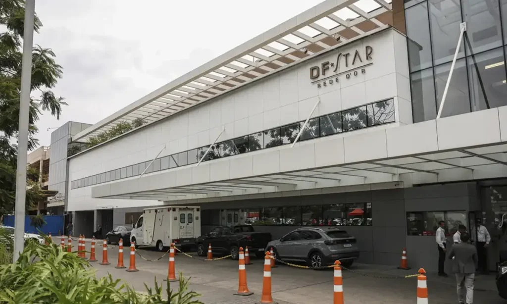 Com broncopneumonia bilateral, Jair Bolsonaro é internado em UTI de Brasília sob forte escolta.