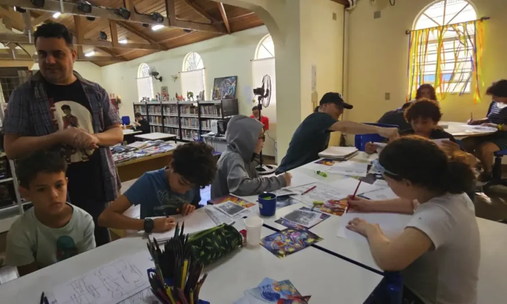 Jovens e crianças em oficina de desenho na Gibiteca Municipal Eugênio Colonnese em São Bernardo.