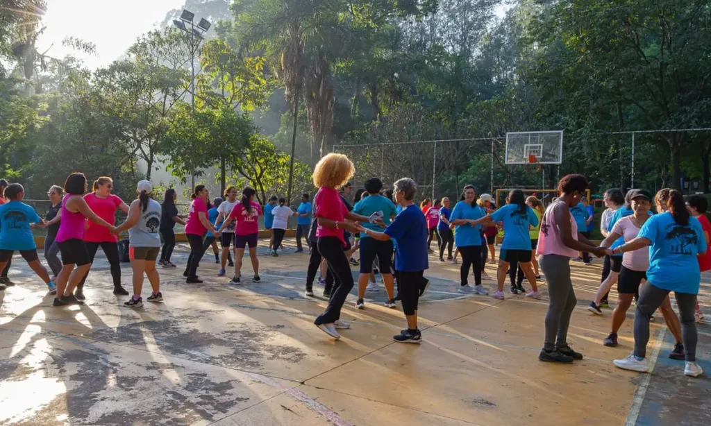 Diadema promove caminhada educativa e roda de conversa sobre saúde da mulher na Horta Oito de Dezembro