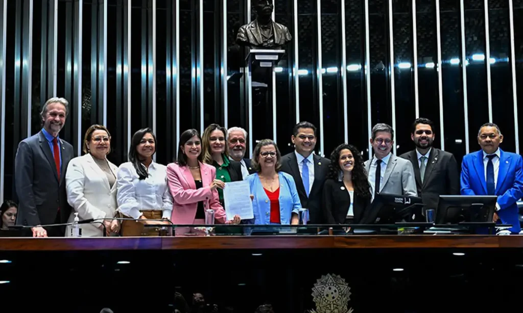 Senadores reunidos no Plenário do Senado Federal em Brasília durante votação de projeto de lei.