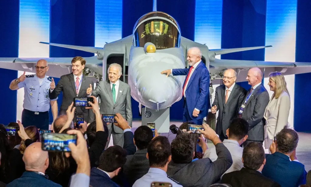 Embraer e Saab entregam 1º caça F-39E Gripen produzido no Brasil com presença de Lula Embraer e Saab entregam 1º caça F-39E Gripen produzido no Brasil com presença de Lula