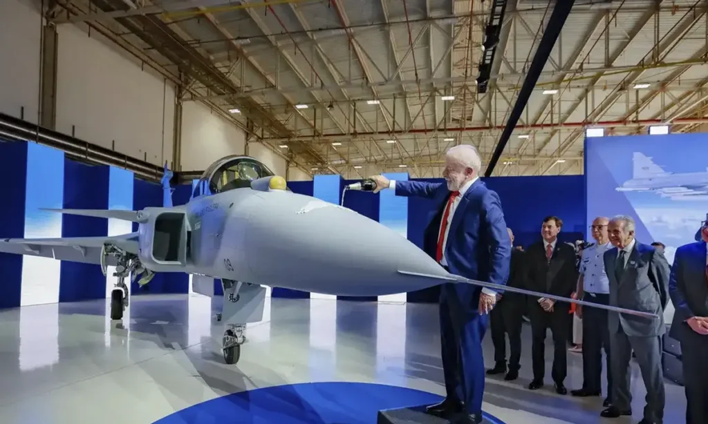 Embraer e Saab entregam 1º caça F-39E Gripen produzido no Brasil com presença de Lula