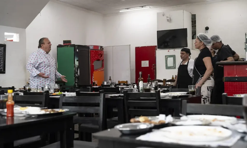 Jacquin perde a paciência Briga entre mãe e filho coloca o Bar do Pio em risco no Pesadelo na Cozinha