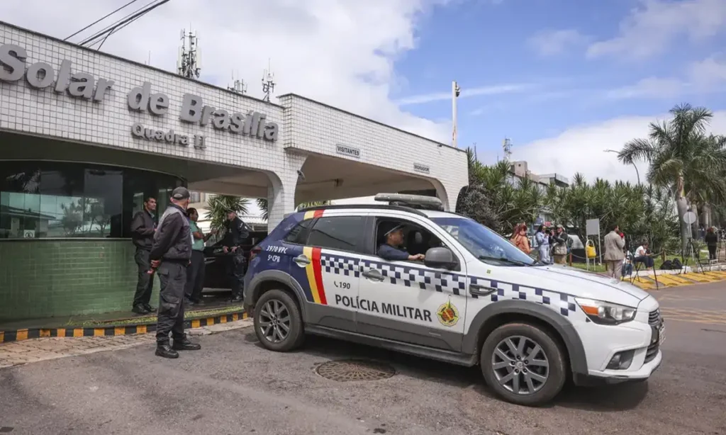Jair Bolsonaro recebe alta hospitalar e inicia prisão domiciliar em Brasília