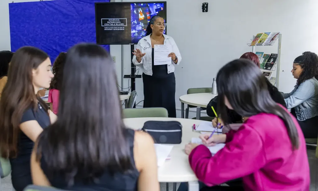 Professora Daniela Aparecida em aula de educação financeira feminina em São Bernardo.