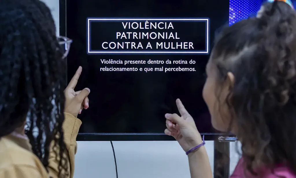 Lição de vida Professora de São Bernardo ensina alunas a evitarem golpes do amor e violência patrimonial