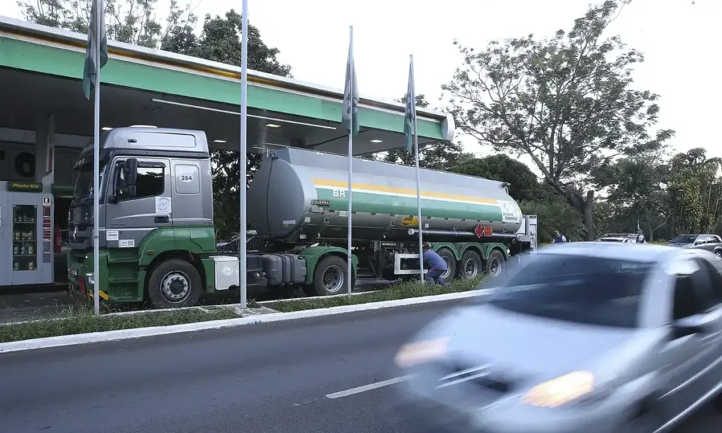 Lula e governadores articulam desconto de R$ 1,20 no Diesel importado para conter inflação Lula e governadores articulam desconto de R$ 1,20 no Diesel importado para conter inflação