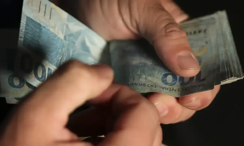 O bolso aperta: Inflação sobe pela 3ª semana e juros altos devem demorar a cair