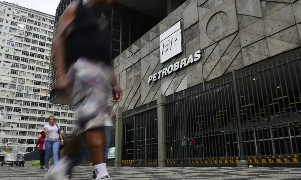 Petrobras sob pressão: Refinarias no limite após ordem da ANP para retomar leilões Petrobras sob pressão: Refinarias no limite após ordem da ANP para retomar leilões