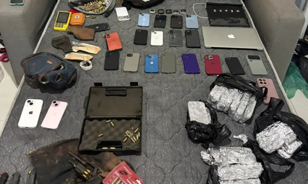 Polícia Militar estoura “casa cofre” e recupera celulares roubados em Paraisópolis Polícia Militar estoura "casa cofre" e recupera celulares roubados em Paraisópolis