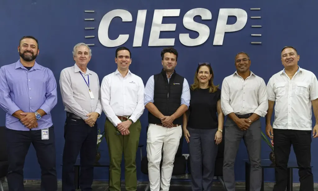 Polo Cosmético de Diadema recebe missão comercial da Colômbia para estreitar laços industriais Representantes colombianos e brasileiros conversam em laboratório de biotecnologia em Diadema.