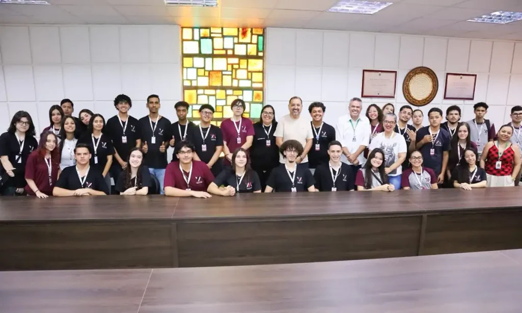 Prefeito Marcelo Oliveira recebe estudantes e incentiva formação empreendedora