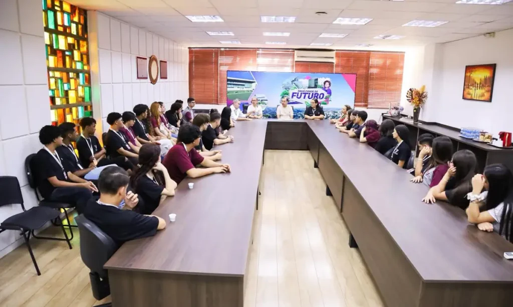 Prefeito Marcelo Oliveira recebe estudantes e incentiva formação empreendedora