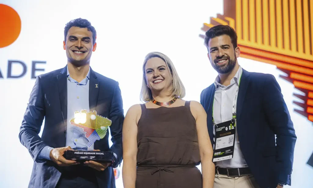 Projeto CEP Digital de Santo André vence o Smart City Expo Curitiba Brazilian Awards Secretário Diego Cabral segurando o troféu do Brazilian Awards no palco da Arena da Baixada em Curitiba.