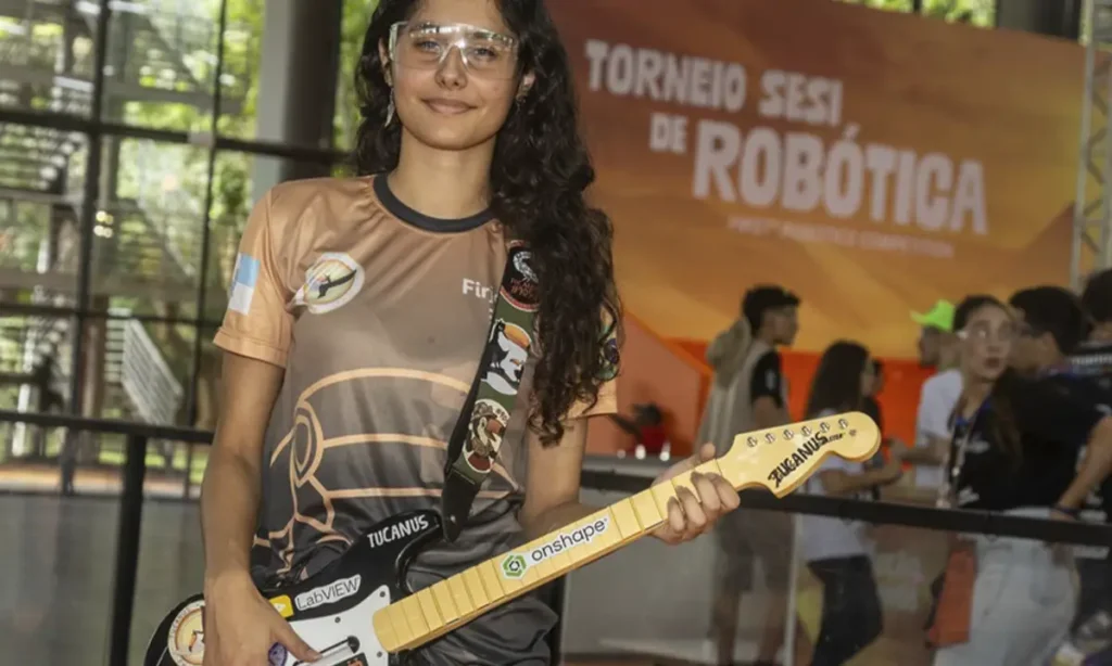 Robô pilotado com guitarra é destaque da Escola Firjan SESI no Torneio Nacional de Robótica