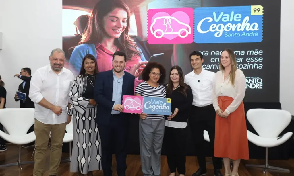 Prefeito de Santo André e diretoria da 99 em evento de lançamento do programa Vale Cegonha no Hospital da Mulher.