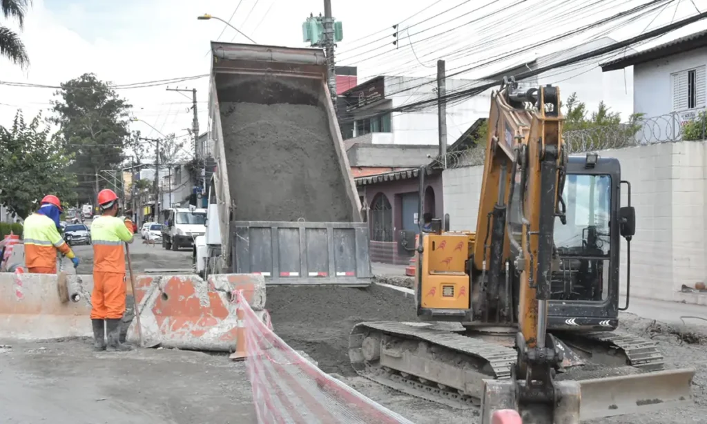 Santo André inicia obras de drenagem e recapeamento na Estrada do Cata Preta