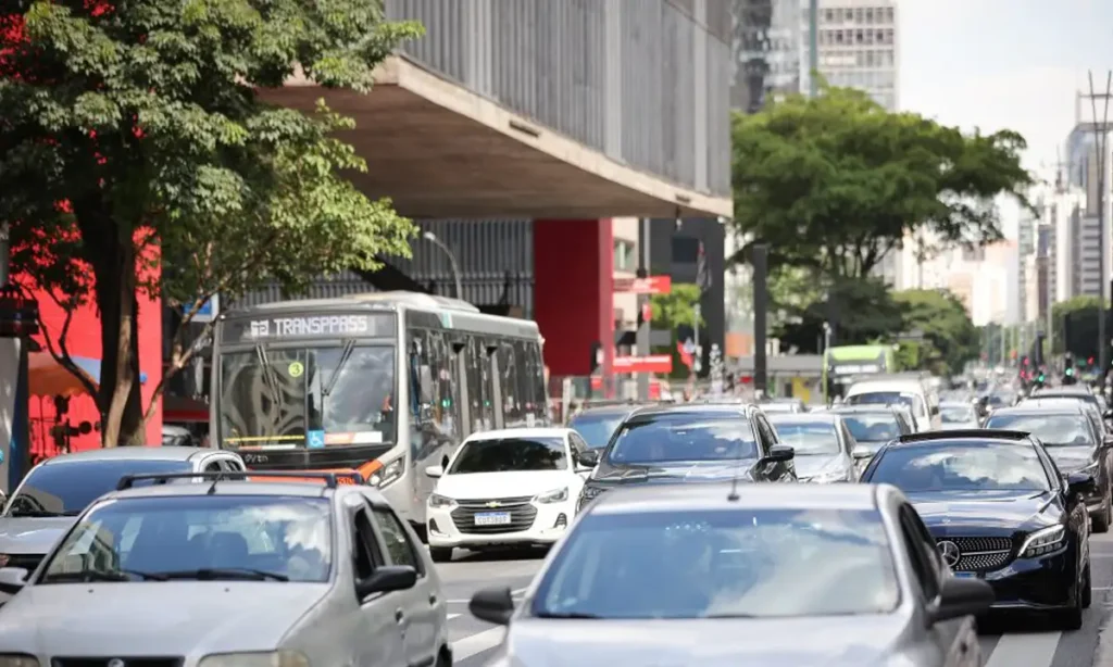 São Paulo terá sábado de sol e calor com pancadas de chuva no extremo norte e na faixa leste