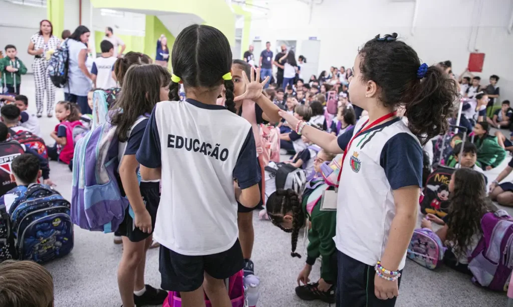 Sem desculpa para faltar: São Caetano injeta R$ 3,6 milhões em auxílio para manter alunos na escola