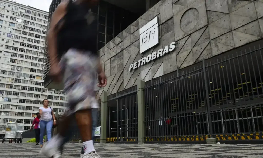 Petrobras reajusta querosene de aviação em 55% nesta quarta-feira devido à crise no Irã