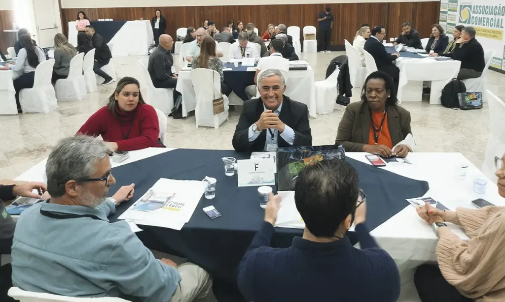 Empresários reunidos em rodada de negócios na sede da ACISBEC em São Bernardo do Campo.