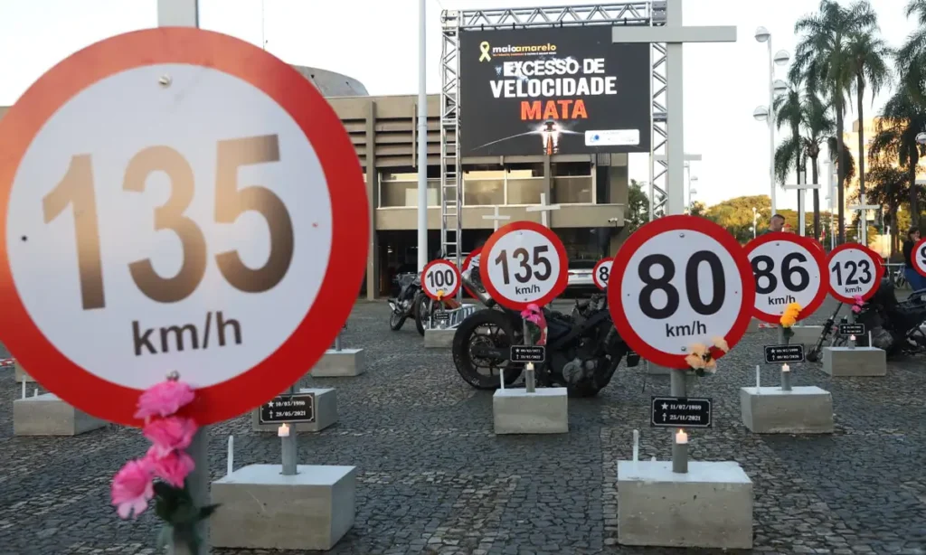 Ação do Maio Amarelo no Paço de Santo André alerta sobre mortes no trânsito