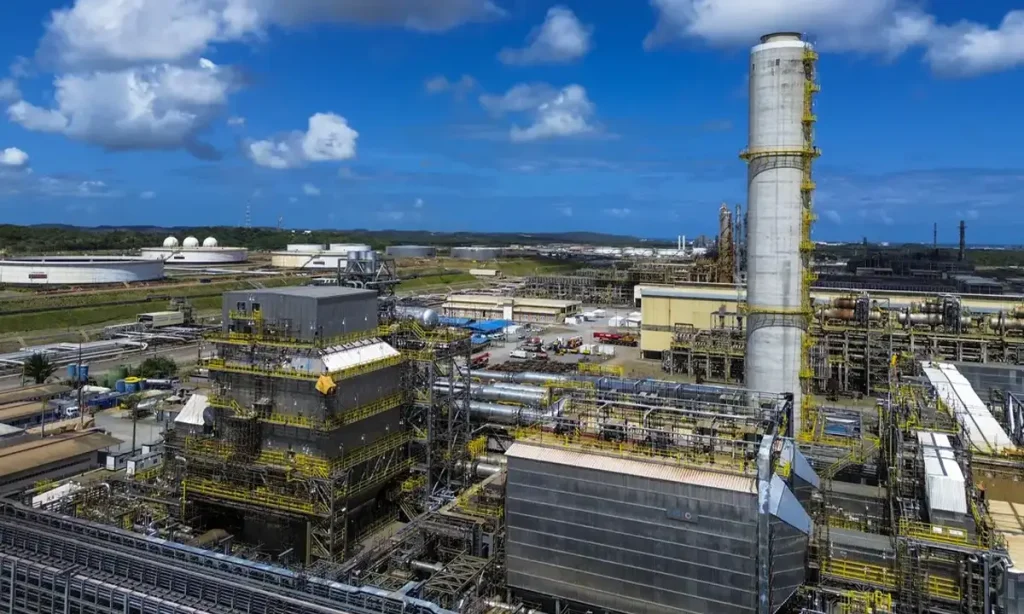 Com alta de preços por guerra no Irã, refinarias da Petrobras operam acima de 100% da capacidade